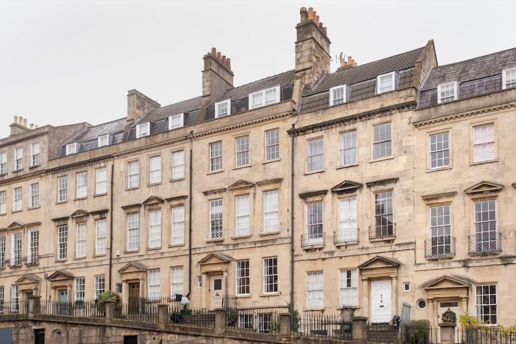 Stylish Central Apartment With Parking - Garden And Workspace Bath Luaran gambar