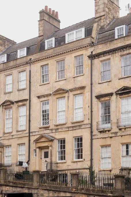 Stylish Central Apartment With Parking - Garden And Workspace Bath Luaran gambar